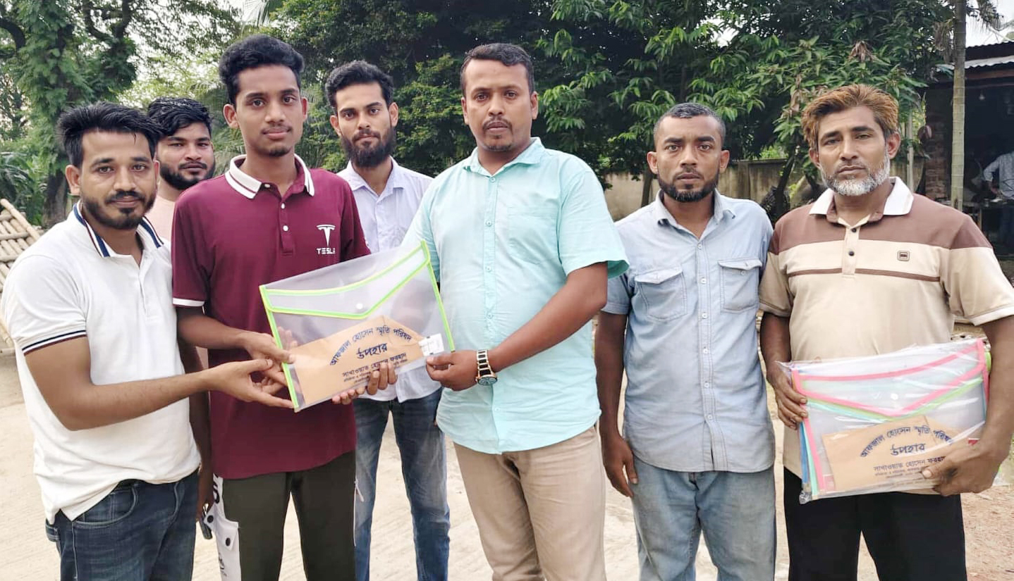 দেড় শতাধিক এইচএসসি পরীক্ষার্থীর মাঝে শিক্ষা সামগ্রী বিতরণ