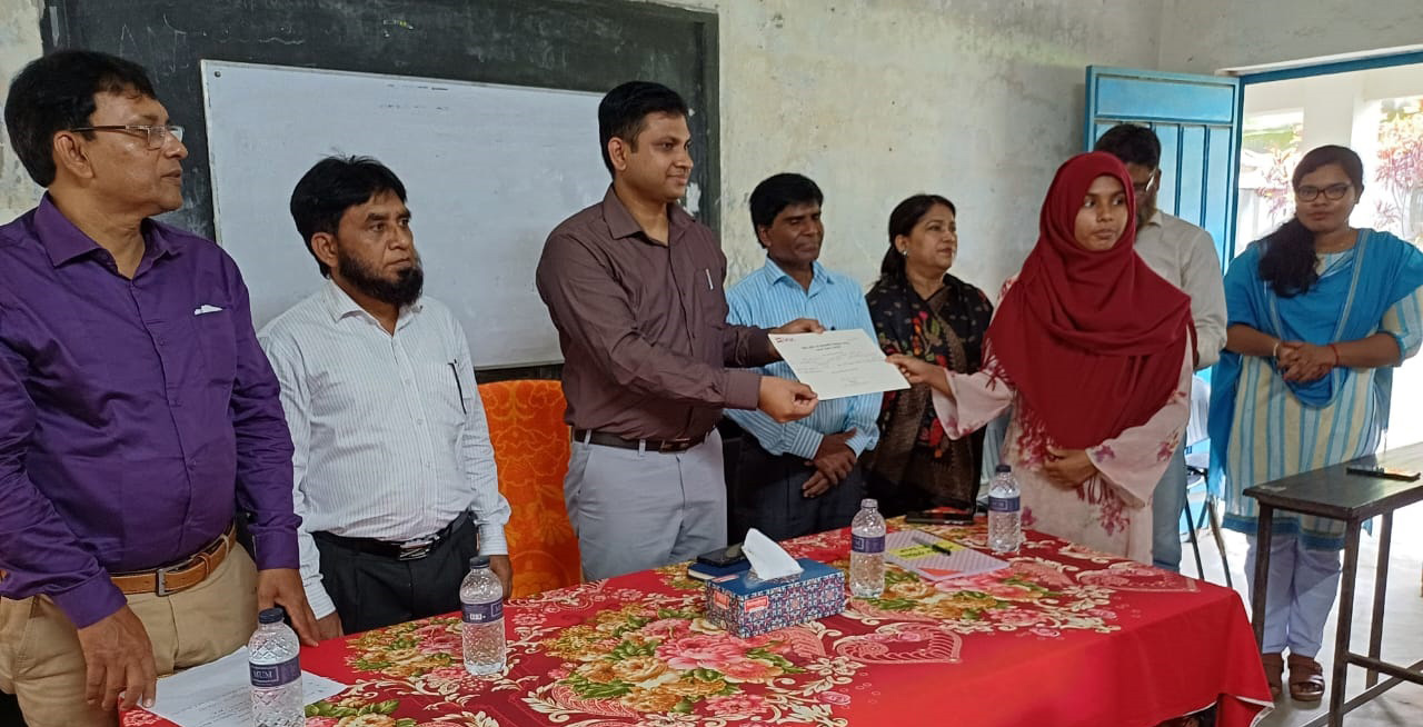 ব্র্যাক দক্ষতা উন্নয়ন কর্মসুচির আয়োজনে প্রশিক্ষণার্থীদের মাঝে সার্টিফিকেট বিতরণ
