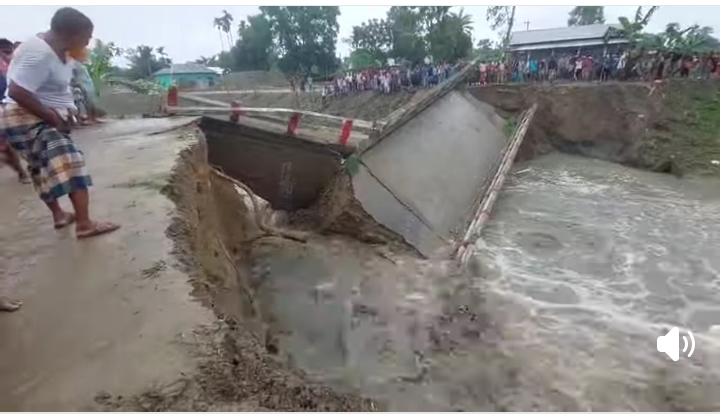 ভারী বর্ষণে মুক্তাগাছায় আয়মন নদীর সেতু ভেঙে পড়েছে