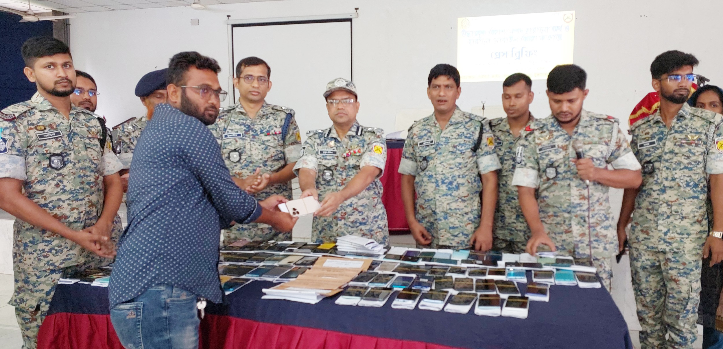 হারিয়ে যাওয়া ১১৪টি মোবাইল উদ্ধার করে ভুক্তভোগিদের ফিরিয়ে দিল মুক্তাগাছা এপিবিএন